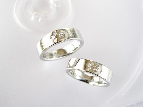 表面に三日月と桜を彫った結婚指輪オーダー例