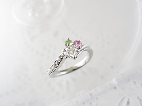 0.3カラット ダイヤモンド 婚約指輪|人気 のシンプル デザインに 誕生石(サファイア・ペリドット) を入れて 。結婚指輪 と重ね付けも。
